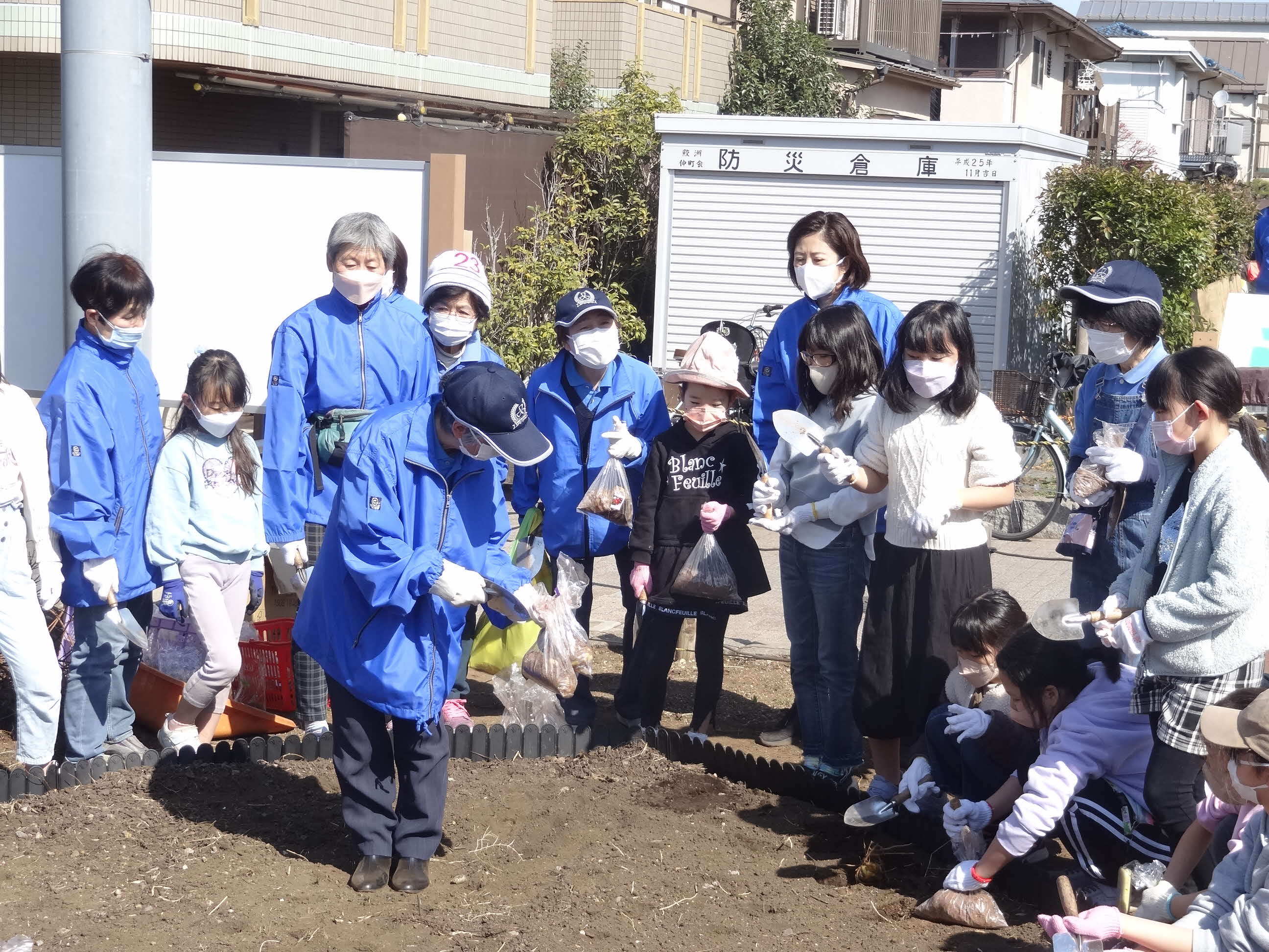 地区委員と子どもたち